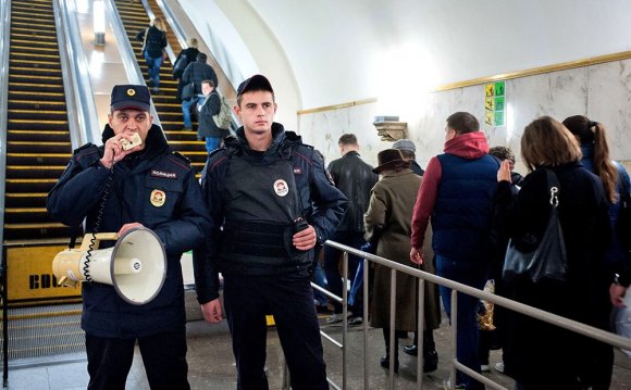 Сотудники полиции в метро